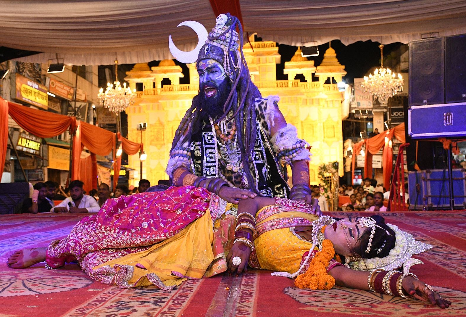 पंडालों में सांस्कृतिक कार्यक्रमों की प्रस्तुति देते कलाकार व गणेश जी का प्रतिमा का विसर्जन करन