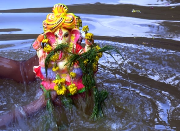 पंडालों में सांस्कृतिक कार्यक्रमों की प्रस्तुति देते कलाकार व गणेश जी का प्रतिमा का विसर्जन करन