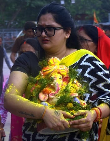 पंडालों में सांस्कृतिक कार्यक्रमों की प्रस्तुति देते कलाकार व गणेश जी का प्रतिमा का विसर्जन करन
