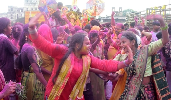 पंडालों में सांस्कृतिक कार्यक्रमों की प्रस्तुति देते कलाकार व गणेश जी का प्रतिमा का विसर्जन करन