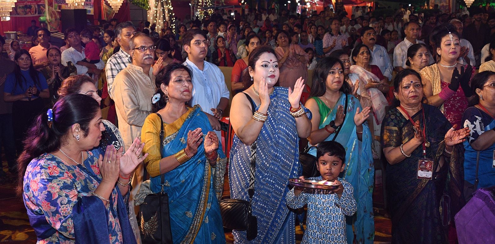 पंडालों में सांस्कृतिक कार्यक्रमों की प्रस्तुति देते कलाकार व गणेश जी का प्रतिमा का विसर्जन करन