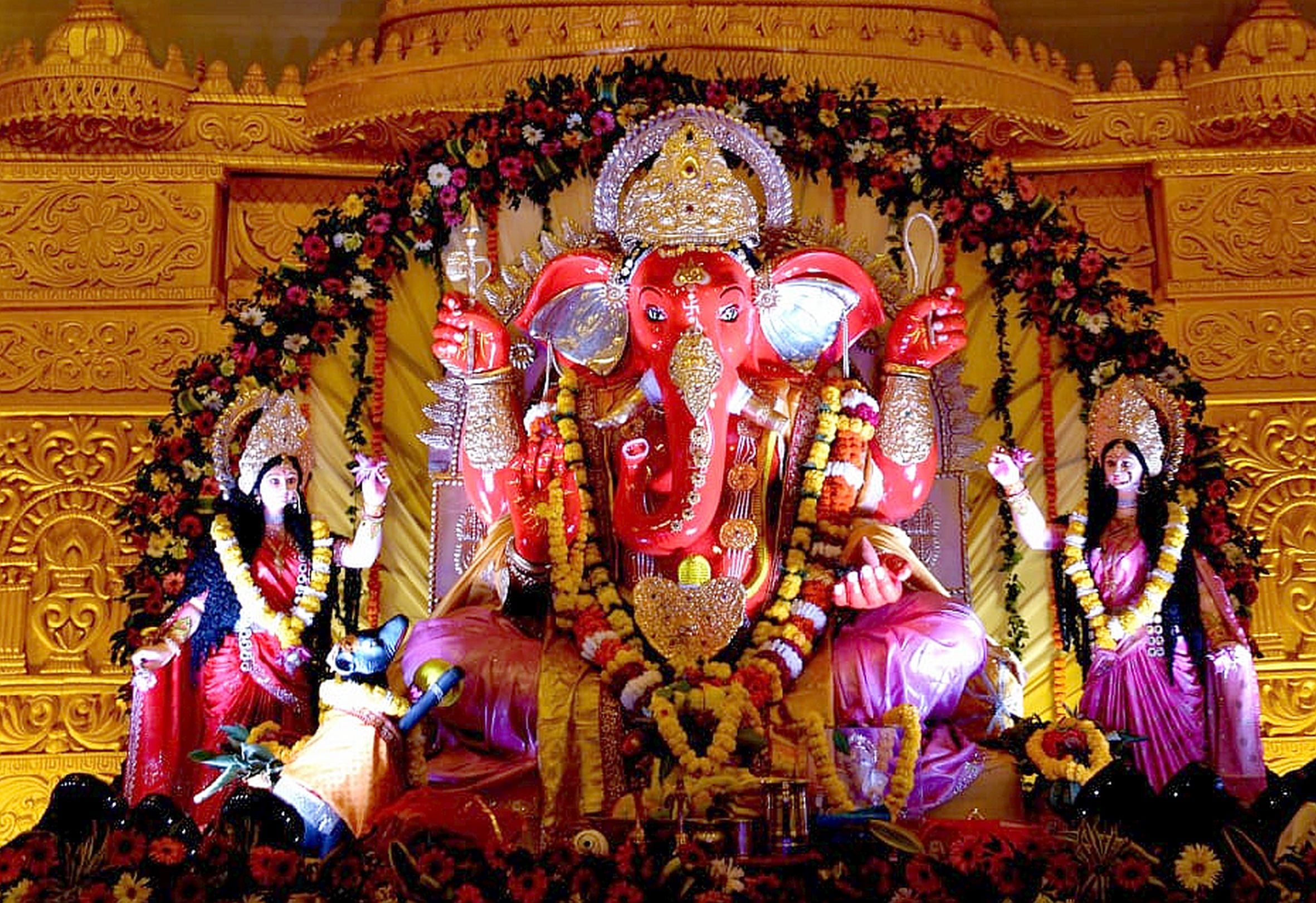 पंडालों में सांस्कृतिक कार्यक्रमों की प्रस्तुति देते कलाकार व गणेश जी का प्रतिमा का विसर्जन करन
