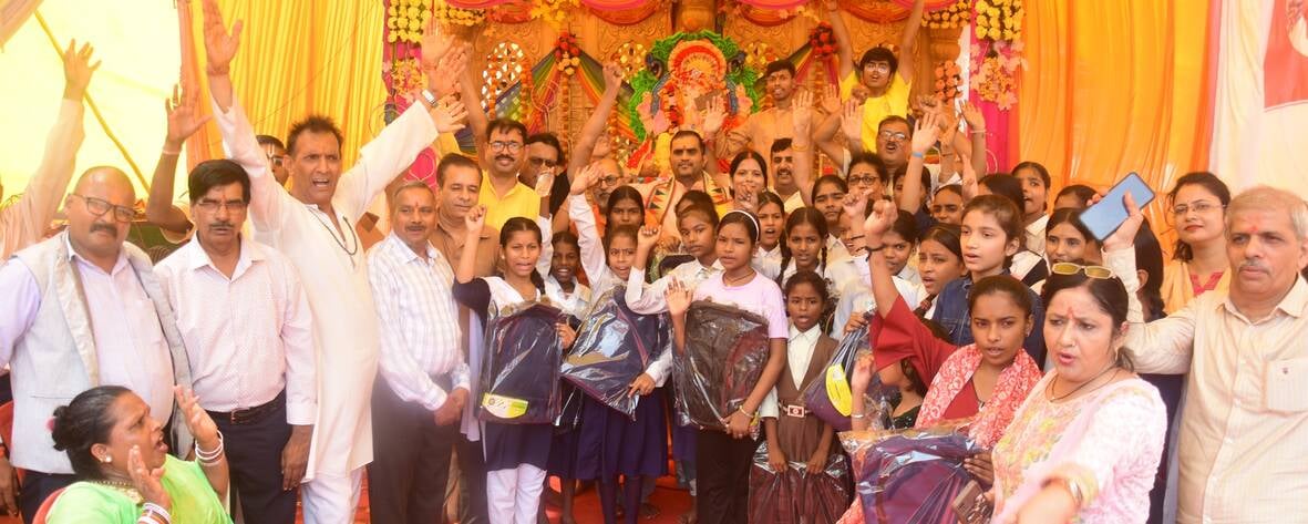 पंडालों में सांस्कृतिक कार्यक्रमों की प्रस्तुति देते कलाकार व गणेश जी का प्रतिमा का विसर्जन करन
