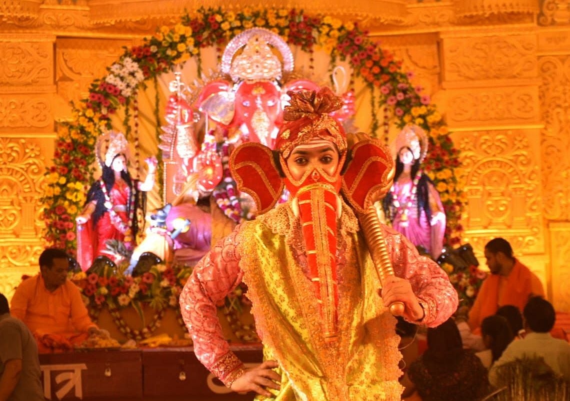 पंडालों में सांस्कृतिक कार्यक्रमों की प्रस्तुति देते कलाकार व गणेश जी का प्रतिमा का विसर्जन करन