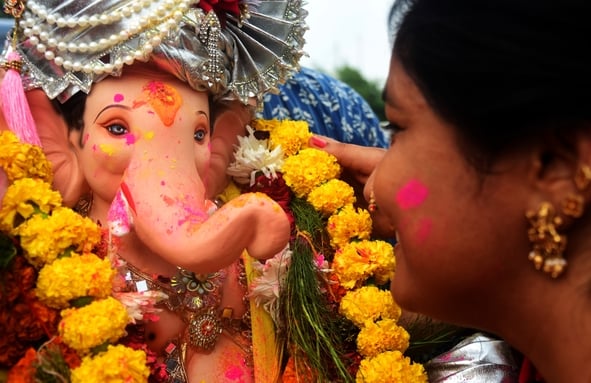 पंडालों में सांस्कृतिक कार्यक्रमों की प्रस्तुति देते कलाकार व गणेश जी का प्रतिमा का विसर्जन करन