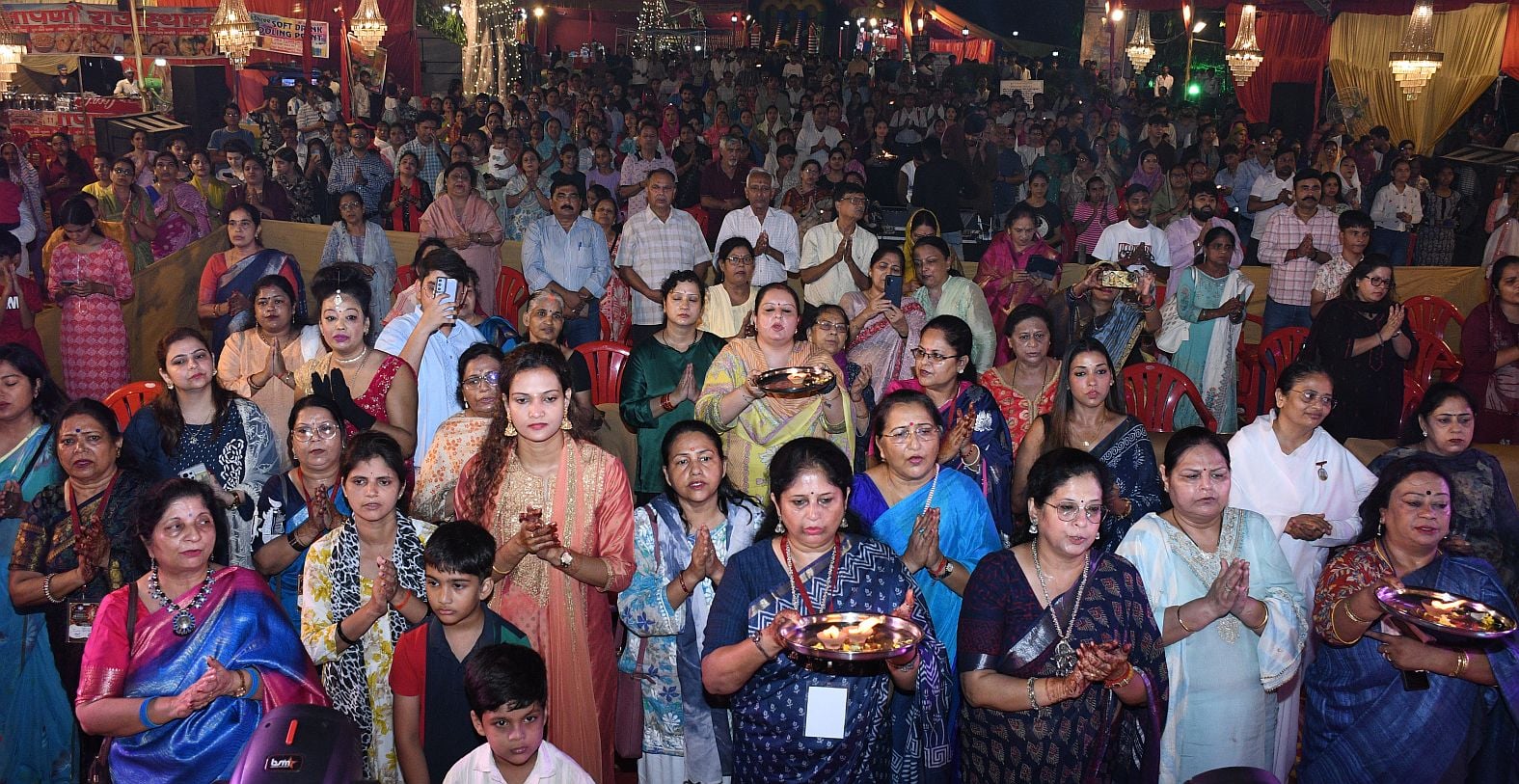 पंडालों में सांस्कृतिक कार्यक्रमों की प्रस्तुति देते कलाकार व गणेश जी का प्रतिमा का विसर्जन करन