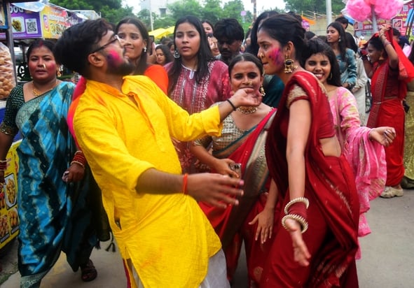 पंडालों में सांस्कृतिक कार्यक्रमों की प्रस्तुति देते कलाकार व गणेश जी का प्रतिमा का विसर्जन करन