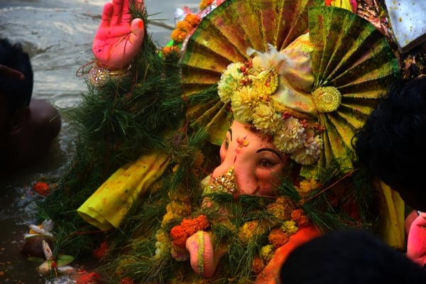 पंडालों में सांस्कृतिक कार्यक्रमों की प्रस्तुति देते कलाकार व गणेश जी का प्रतिमा का विसर्जन करन