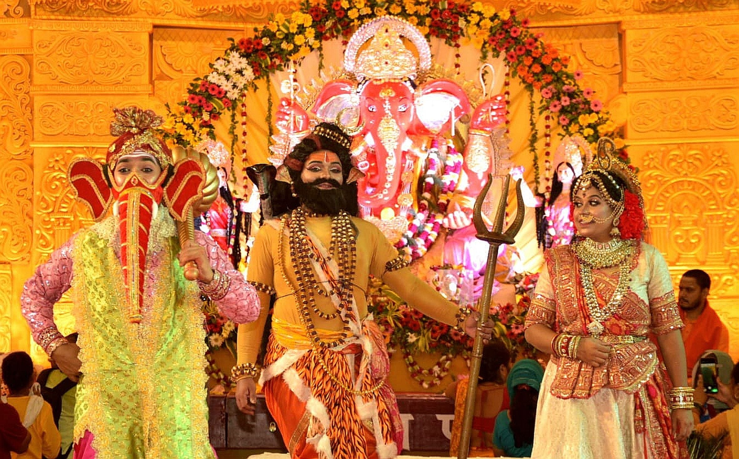 पंडालों में सांस्कृतिक कार्यक्रमों की प्रस्तुति देते कलाकार व गणेश जी का प्रतिमा का विसर्जन करन