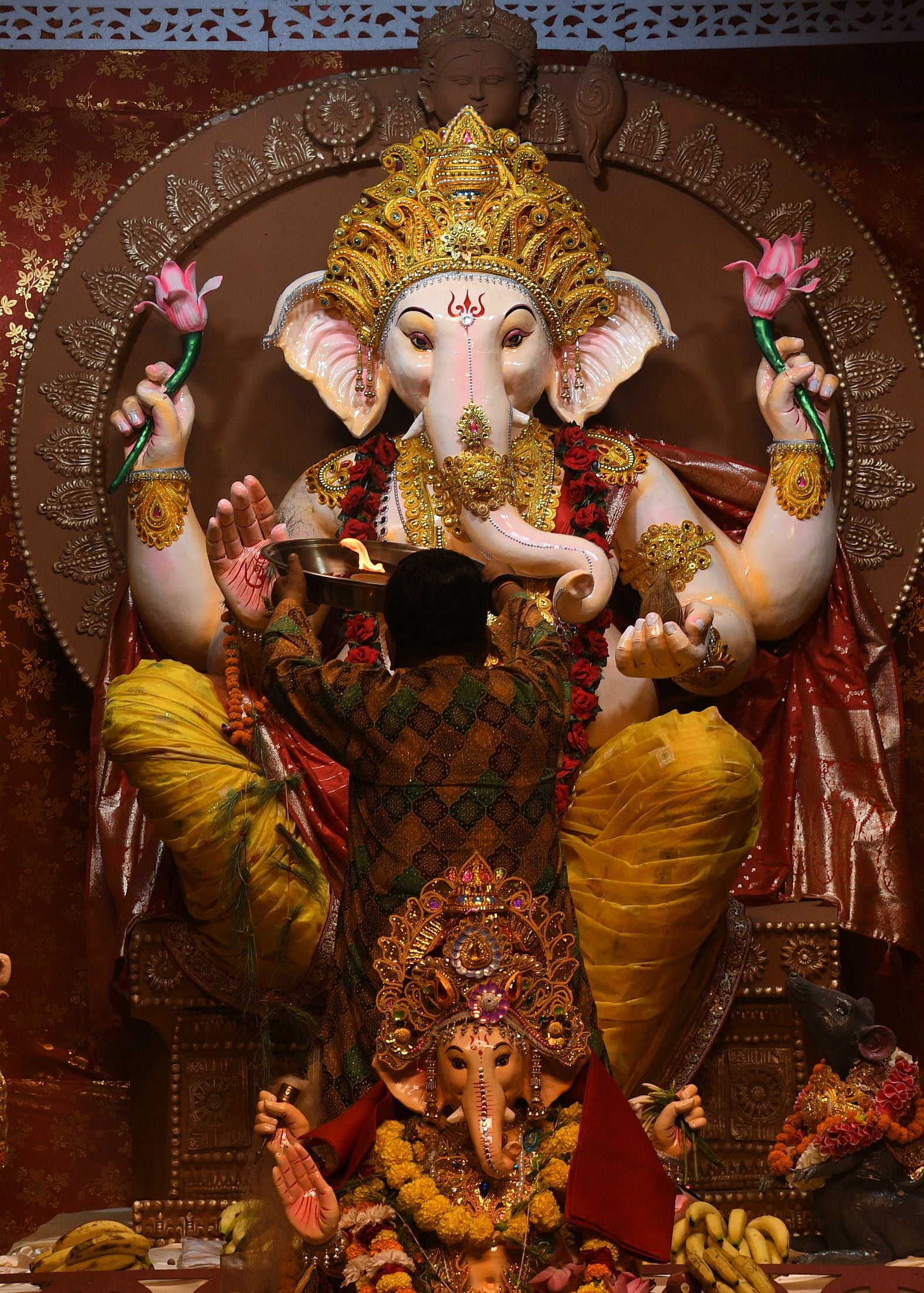 पंडालों में सांस्कृतिक कार्यक्रमों की प्रस्तुति देते कलाकार व गणेश जी का प्रतिमा का विसर्जन करन