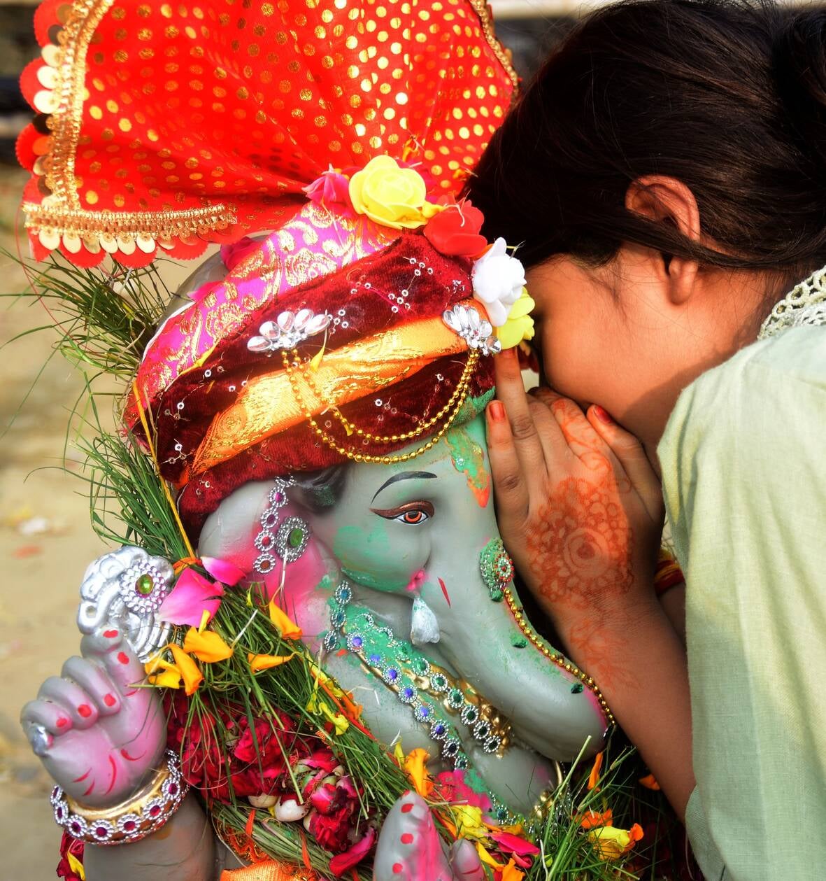 पंडालों में सांस्कृतिक कार्यक्रमों की प्रस्तुति देते कलाकार व गणेश जी का प्रतिमा का विसर्जन करन