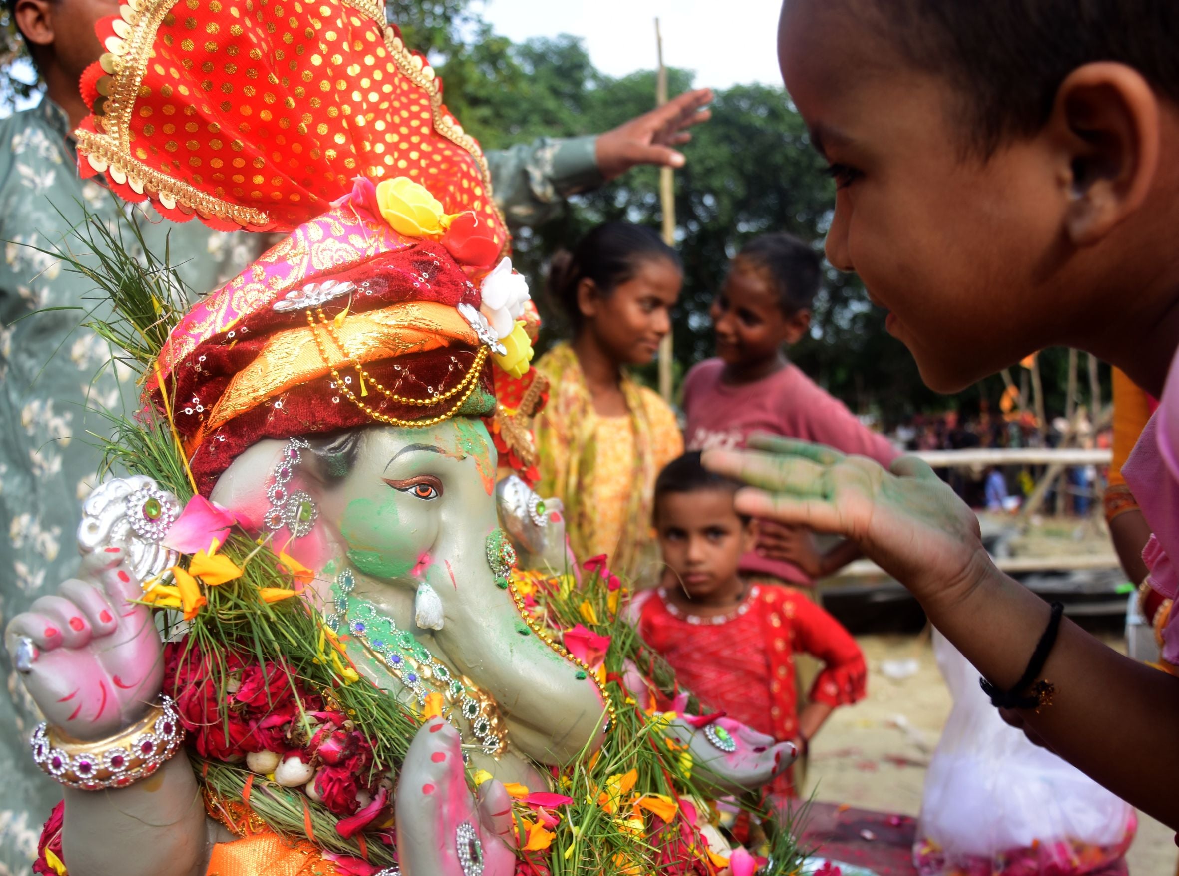 पंडालों में सांस्कृतिक कार्यक्रमों की प्रस्तुति देते कलाकार व गणेश जी का प्रतिमा का विसर्जन करन