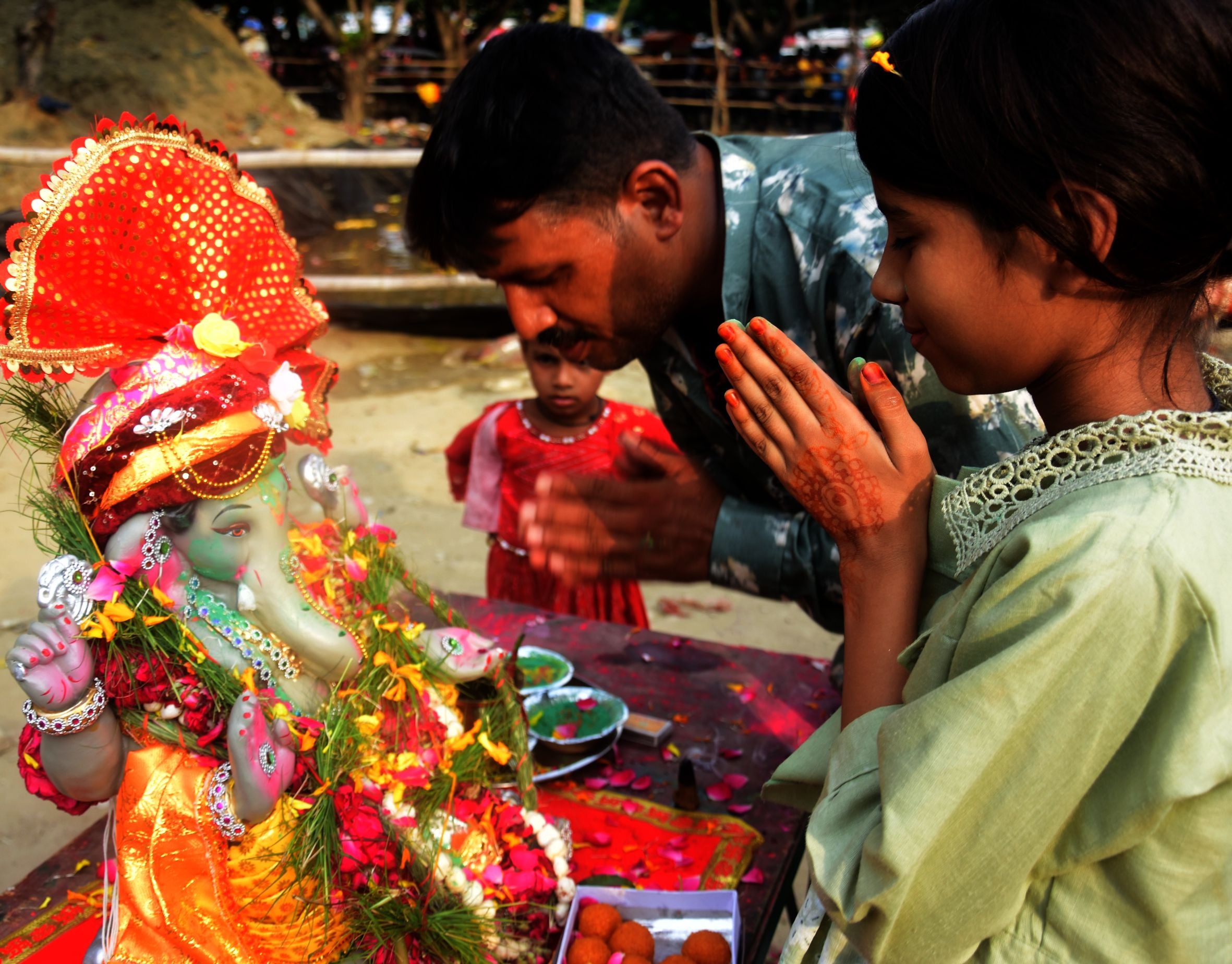 पंडालों में सांस्कृतिक कार्यक्रमों की प्रस्तुति देते कलाकार व गणेश जी का प्रतिमा का विसर्जन करन
