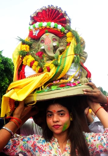 पंडालों में सांस्कृतिक कार्यक्रमों की प्रस्तुति देते कलाकार व गणेश जी का प्रतिमा का विसर्जन करन