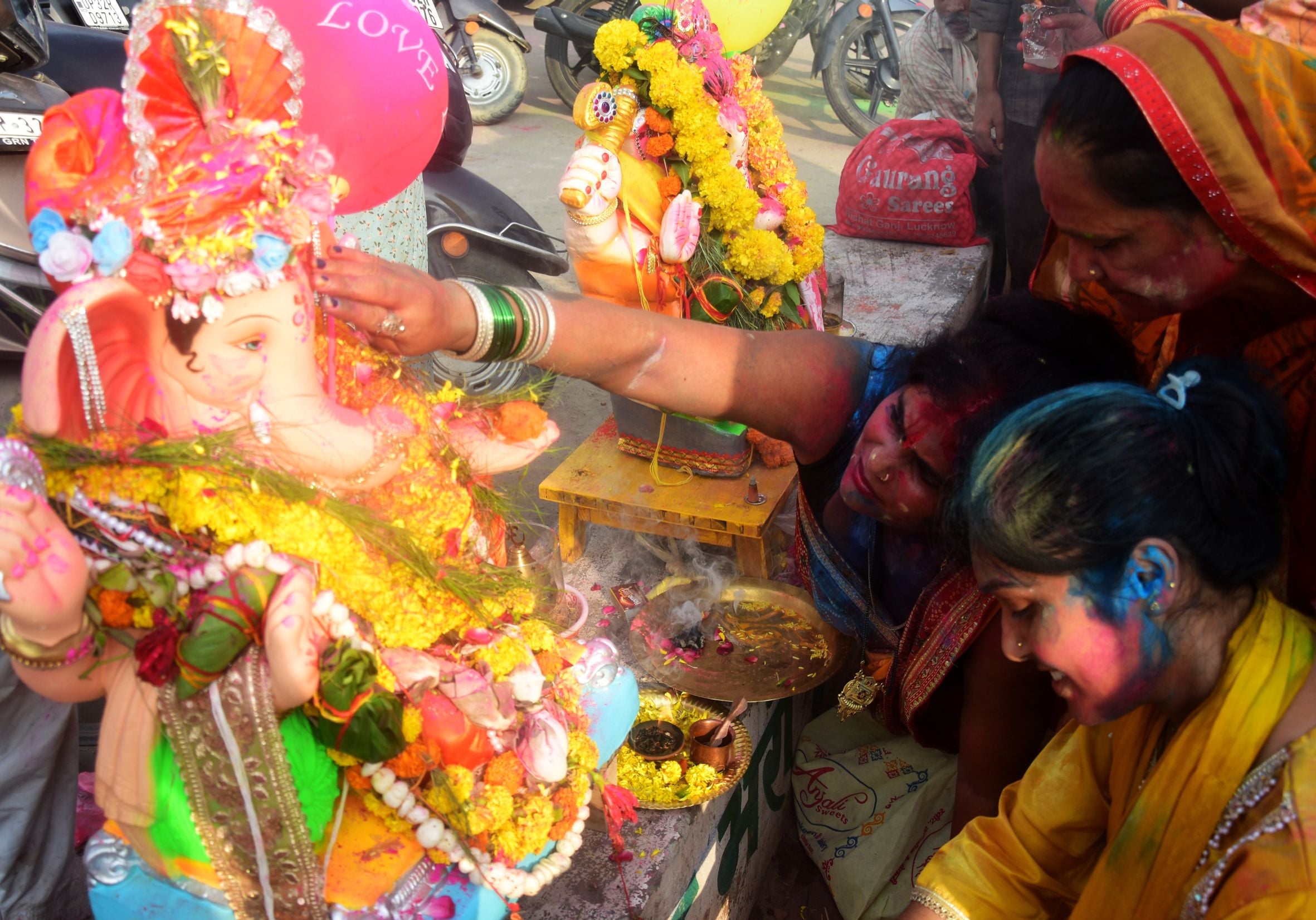 पंडालों में सांस्कृतिक कार्यक्रमों की प्रस्तुति देते कलाकार व गणेश जी का प्रतिमा का विसर्जन करन