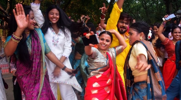 पंडालों में सांस्कृतिक कार्यक्रमों की प्रस्तुति देते कलाकार व गणेश जी का प्रतिमा का विसर्जन करन