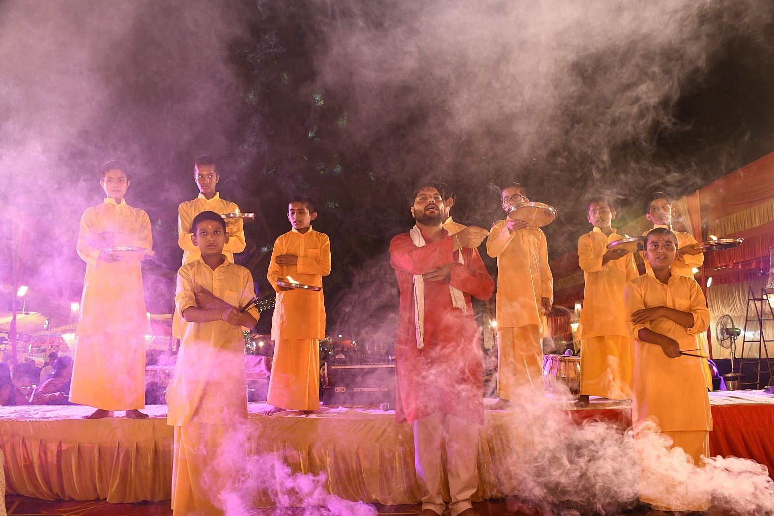 पंडालों में सांस्कृतिक कार्यक्रमों की प्रस्तुति देते कलाकार व गणेश जी का प्रतिमा का विसर्जन करन