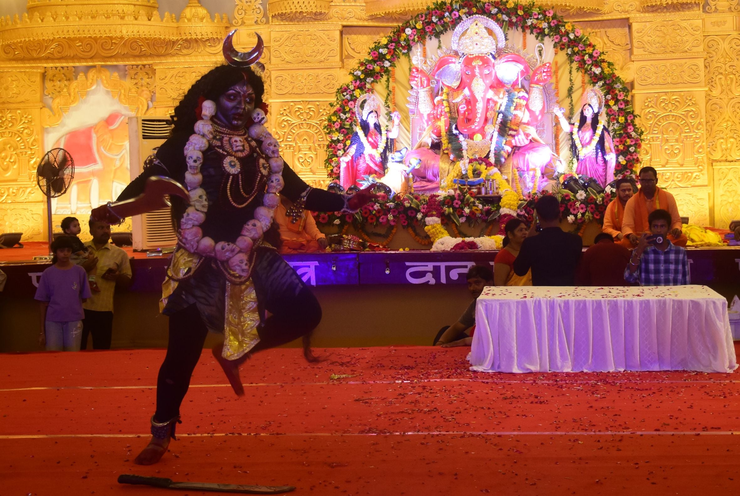 पंडालों में सांस्कृतिक कार्यक्रमों की प्रस्तुति देते कलाकार व गणेश जी का प्रतिमा का विसर्जन करन