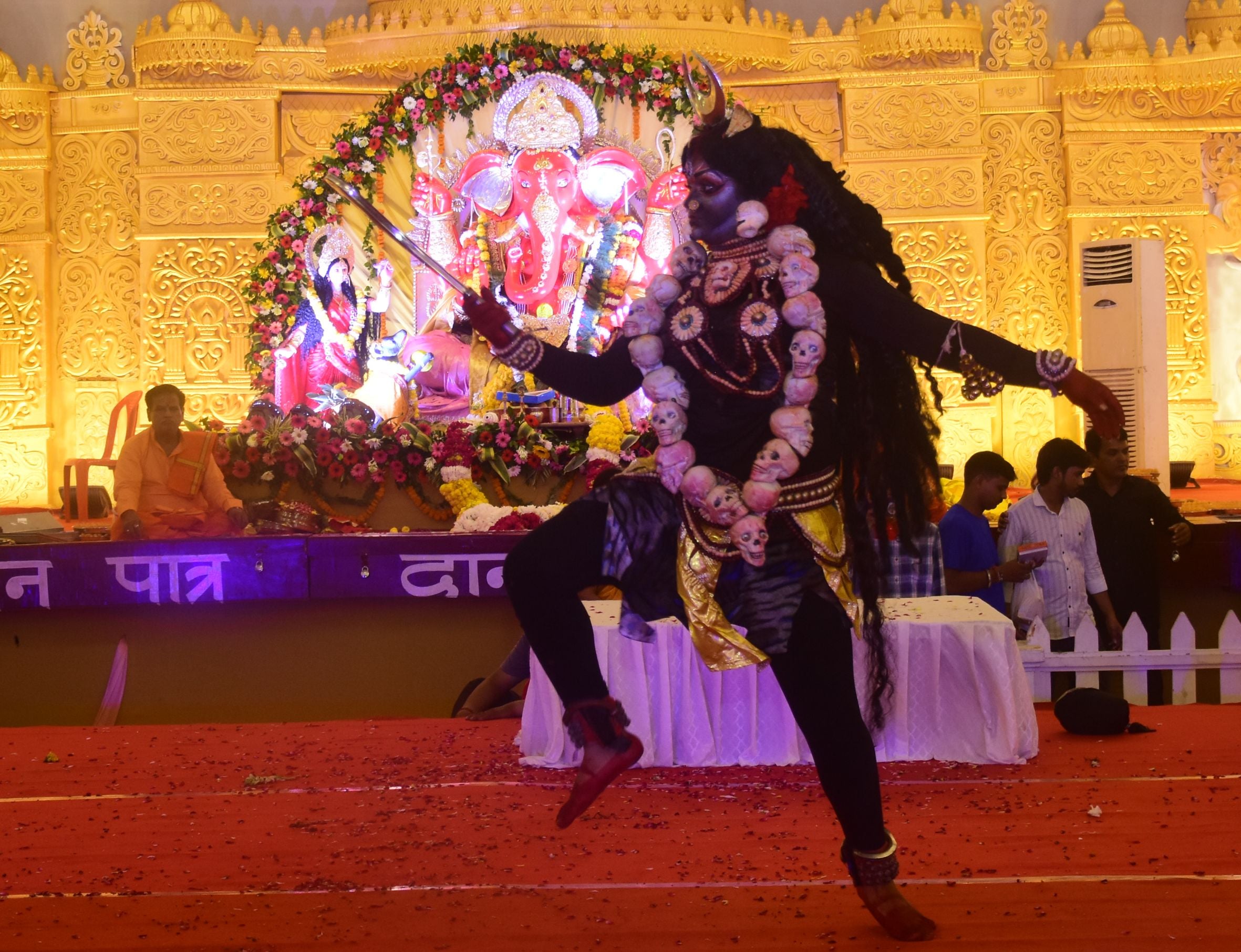 पंडालों में सांस्कृतिक कार्यक्रमों की प्रस्तुति देते कलाकार व गणेश जी का प्रतिमा का विसर्जन करन