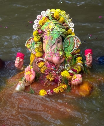 पंडालों में सांस्कृतिक कार्यक्रमों की प्रस्तुति देते कलाकार व गणेश जी का प्रतिमा का विसर्जन करन