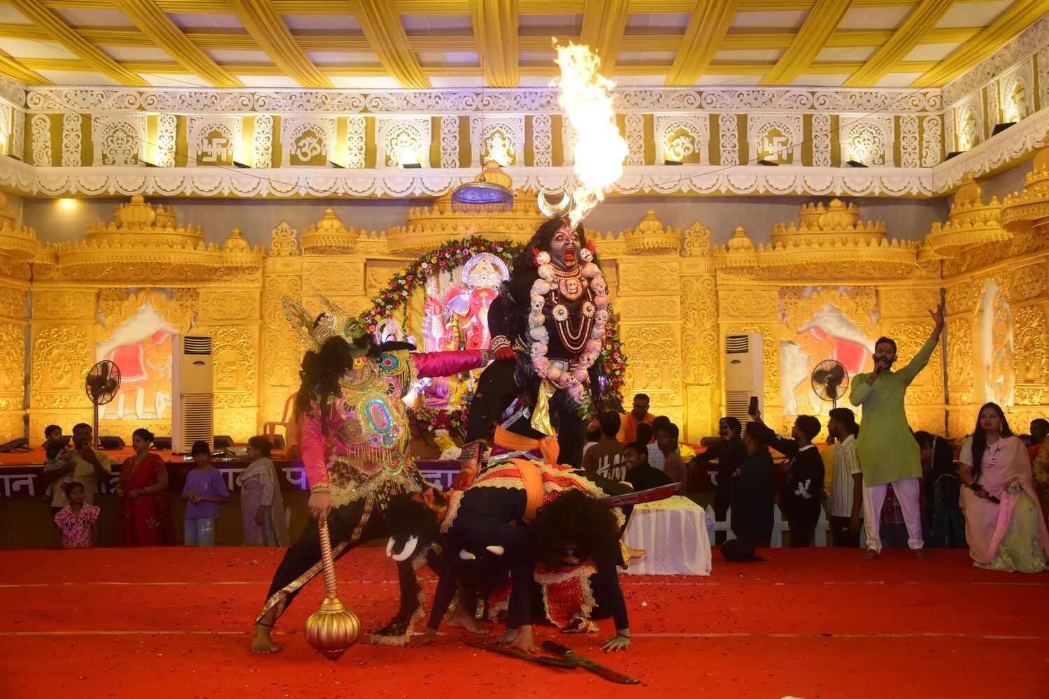 पंडालों में सांस्कृतिक कार्यक्रमों की प्रस्तुति देते कलाकार व गणेश जी का प्रतिमा का विसर्जन करन