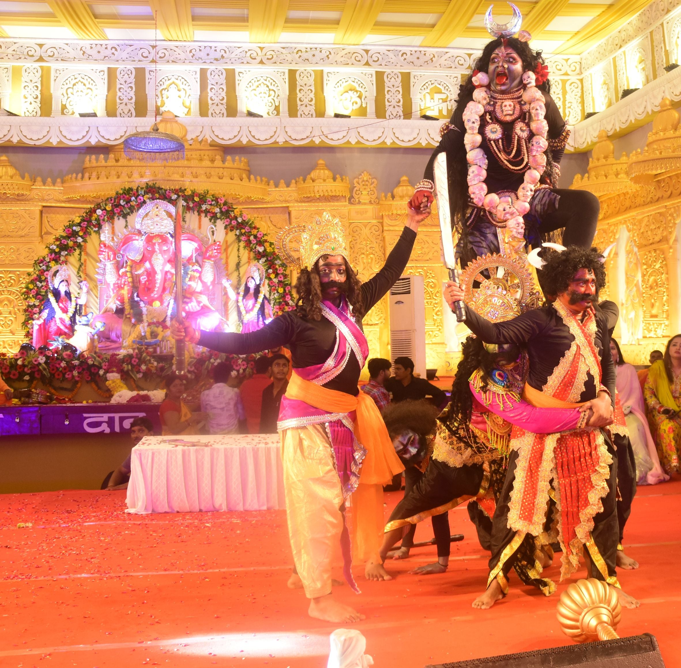पंडालों में सांस्कृतिक कार्यक्रमों की प्रस्तुति देते कलाकार व गणेश जी का प्रतिमा का विसर्जन करन