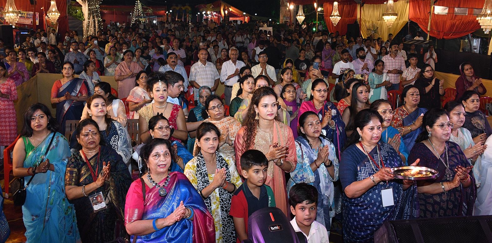 पंडालों में सांस्कृतिक कार्यक्रमों की प्रस्तुति देते कलाकार व गणेश जी का प्रतिमा का विसर्जन करन