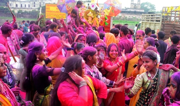 पंडालों में सांस्कृतिक कार्यक्रमों की प्रस्तुति देते कलाकार व गणेश जी का प्रतिमा का विसर्जन करन