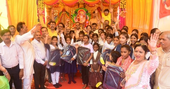 पंडालों में सांस्कृतिक कार्यक्रमों की प्रस्तुति देते कलाकार व गणेश जी का प्रतिमा का विसर्जन करन