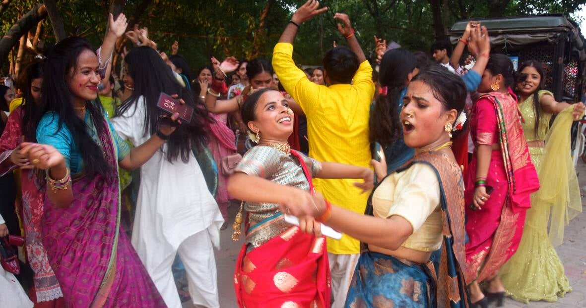 पंडालों में सांस्कृतिक कार्यक्रमों की प्रस्तुति देते कलाकार व गणेश जी का प्रतिमा का विसर्जन करन