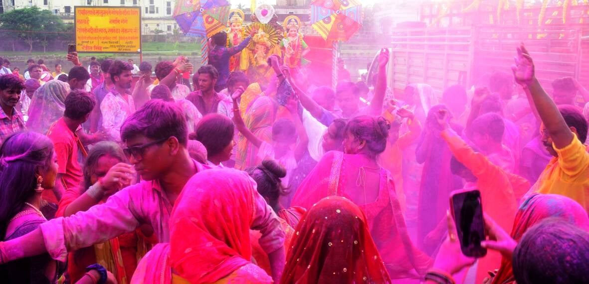 पंडालों में सांस्कृतिक कार्यक्रमों की प्रस्तुति देते कलाकार व गणेश जी का प्रतिमा का विसर्जन करन