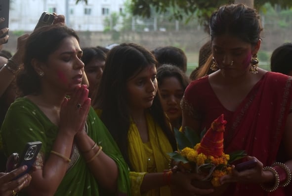 पंडालों में सांस्कृतिक कार्यक्रमों की प्रस्तुति देते कलाकार व गणेश जी का प्रतिमा का विसर्जन करन