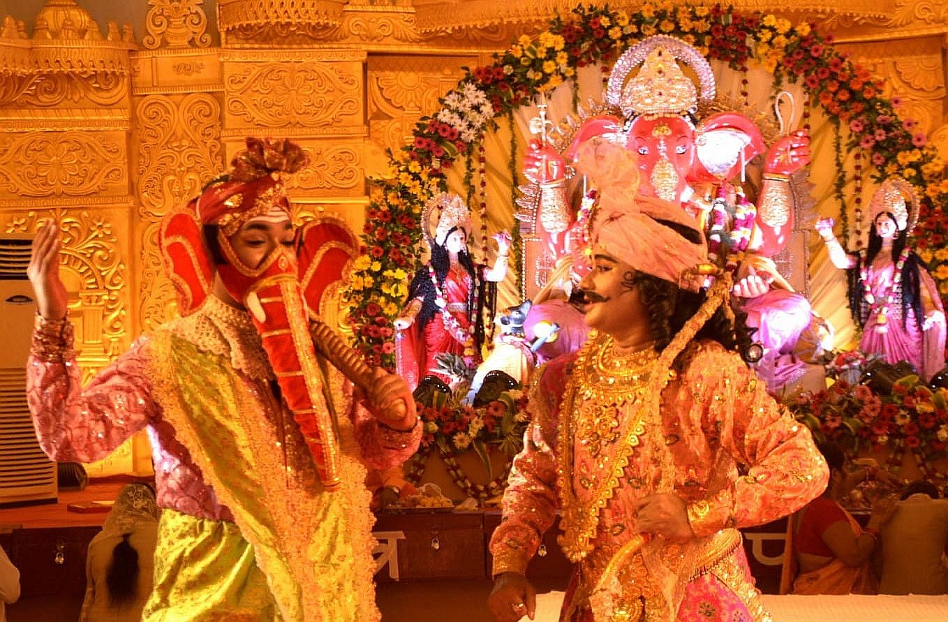 पंडालों में सांस्कृतिक कार्यक्रमों की प्रस्तुति देते कलाकार व गणेश जी का प्रतिमा का विसर्जन करन