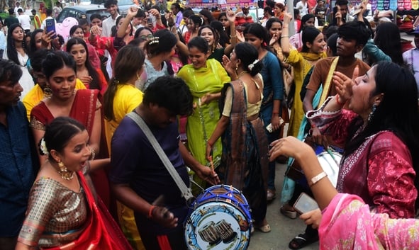 पंडालों में सांस्कृतिक कार्यक्रमों की प्रस्तुति देते कलाकार व गणेश जी का प्रतिमा का विसर्जन करन