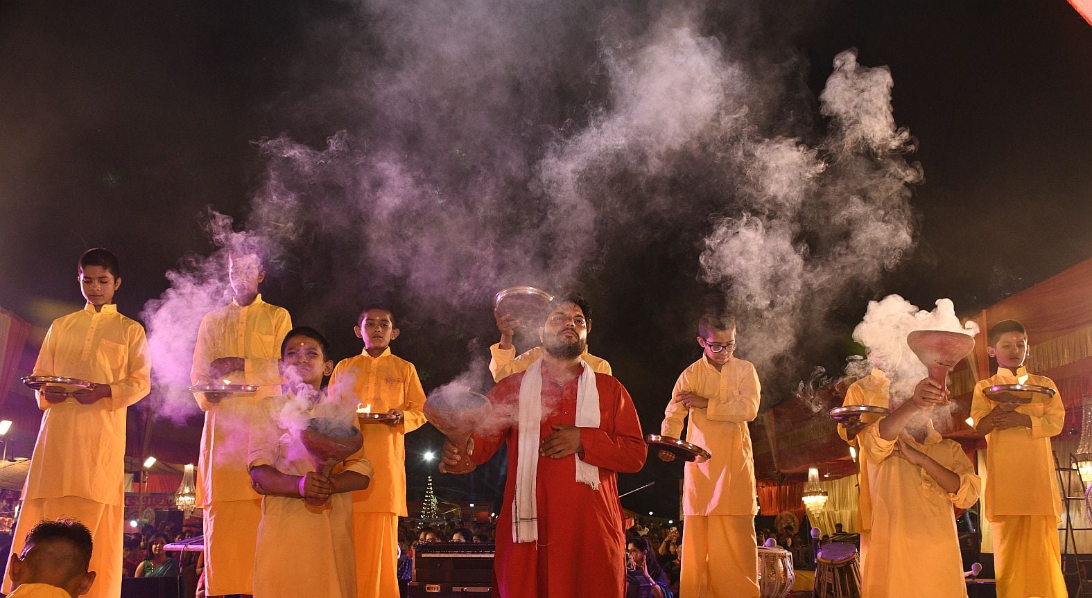 पंडालों में सांस्कृतिक कार्यक्रमों की प्रस्तुति देते कलाकार व गणेश जी का प्रतिमा का विसर्जन करन