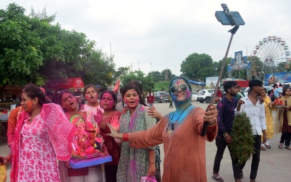 पंडालों में सांस्कृतिक कार्यक्रमों की प्रस्तुति देते कलाकार व गणेश जी का प्रतिमा का विसर्जन करन