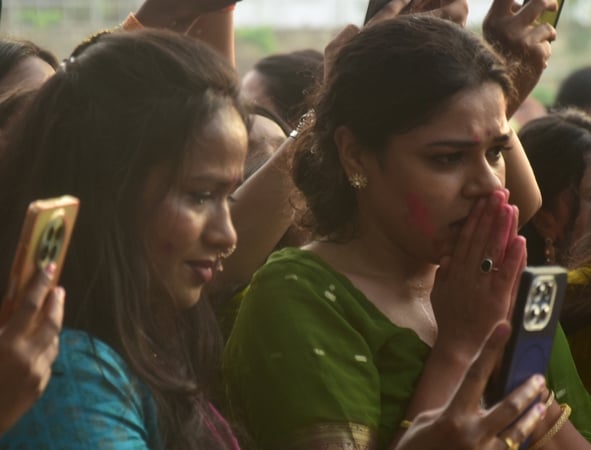 पंडालों में सांस्कृतिक कार्यक्रमों की प्रस्तुति देते कलाकार व गणेश जी का प्रतिमा का विसर्जन करन