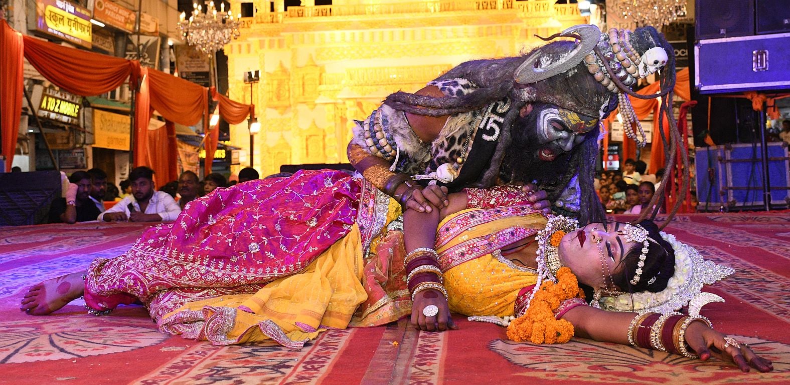 पंडालों में सांस्कृतिक कार्यक्रमों की प्रस्तुति देते कलाकार व गणेश जी का प्रतिमा का विसर्जन करन