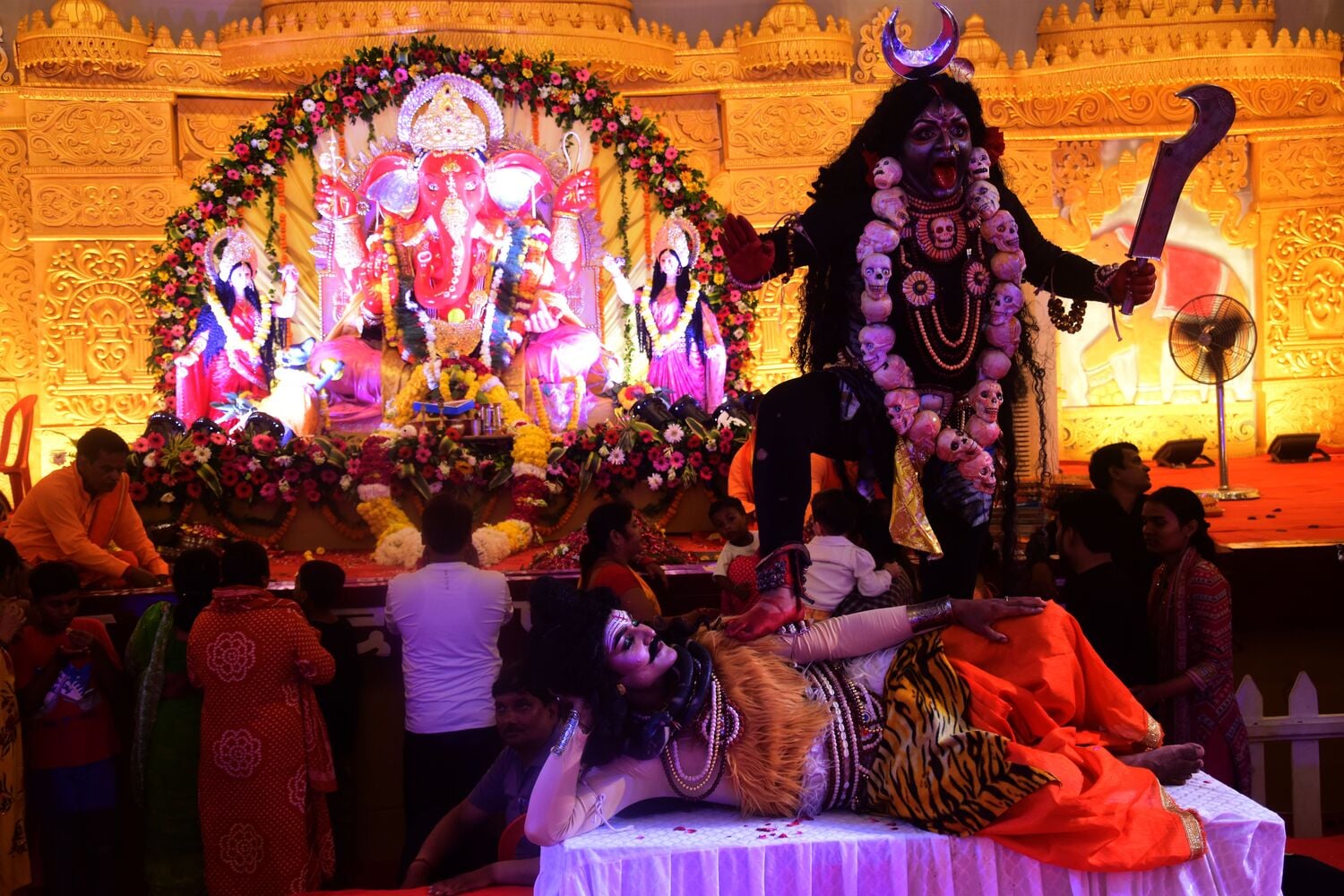 पंडालों में सांस्कृतिक कार्यक्रमों की प्रस्तुति देते कलाकार व गणेश जी का प्रतिमा का विसर्जन करन