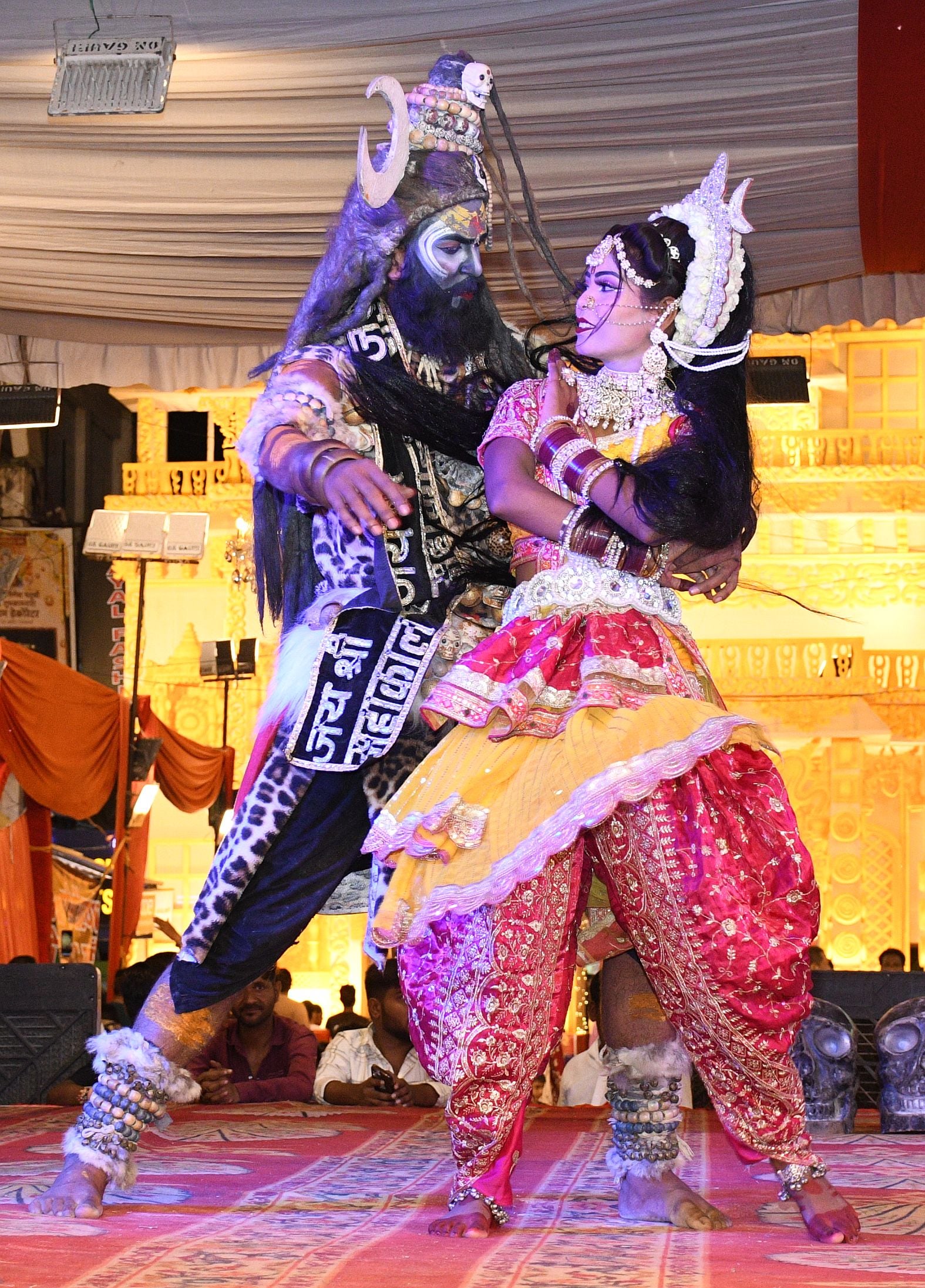 पंडालों में सांस्कृतिक कार्यक्रमों की प्रस्तुति देते कलाकार व गणेश जी का प्रतिमा का विसर्जन करन
