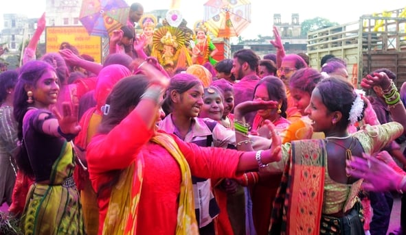 पंडालों में सांस्कृतिक कार्यक्रमों की प्रस्तुति देते कलाकार व गणेश जी का प्रतिमा का विसर्जन करन