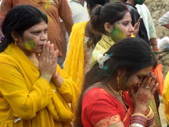 पंडालों में सांस्कृतिक कार्यक्रमों की प्रस्तुति देते कलाकार व गणेश जी का प्रतिमा का विसर्जन करन