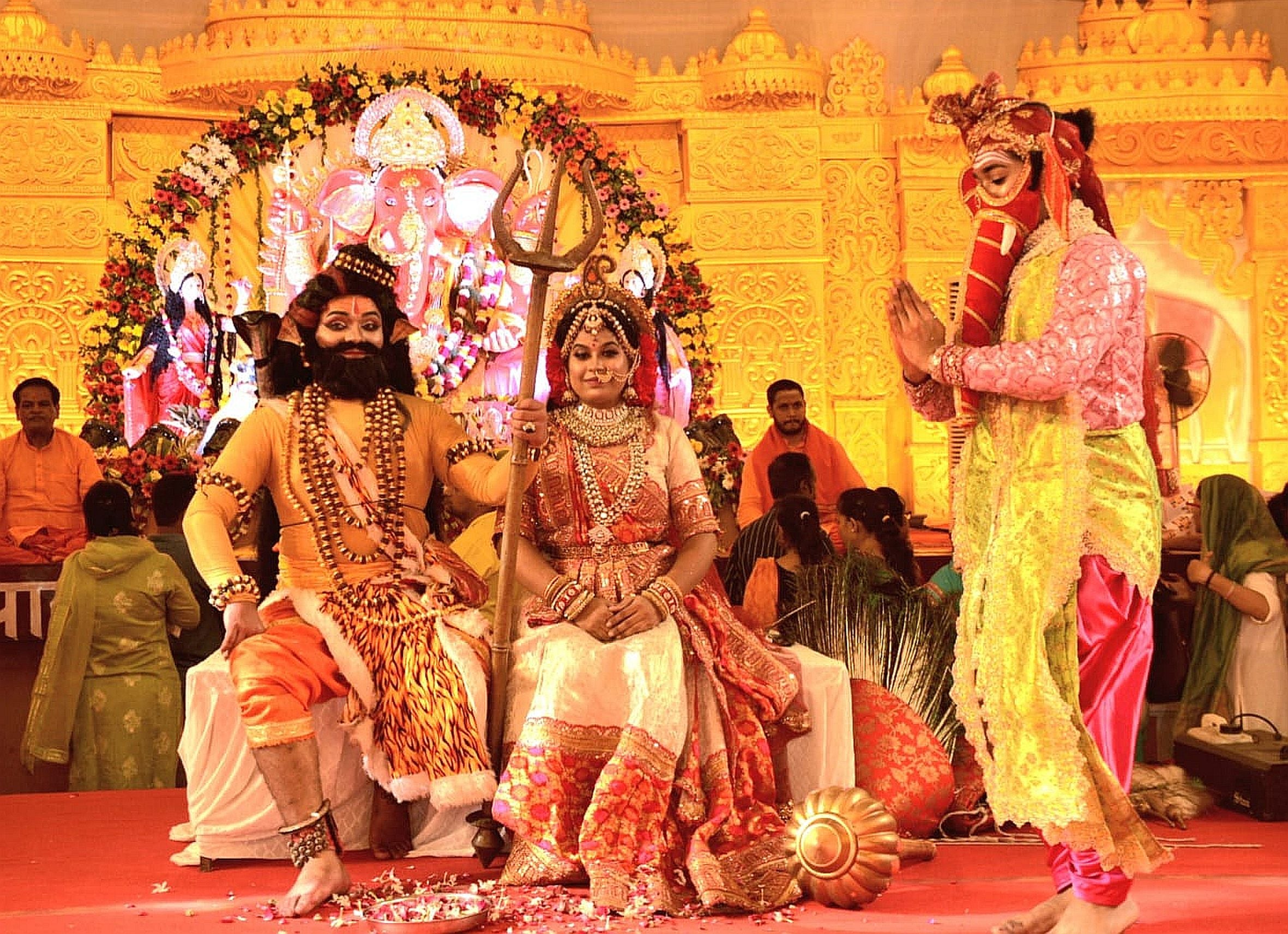 पंडालों में सांस्कृतिक कार्यक्रमों की प्रस्तुति देते कलाकार व गणेश जी का प्रतिमा का विसर्जन करन