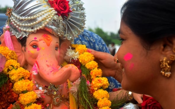 पंडालों में सांस्कृतिक कार्यक्रमों की प्रस्तुति देते कलाकार व गणेश जी का प्रतिमा का विसर्जन करन