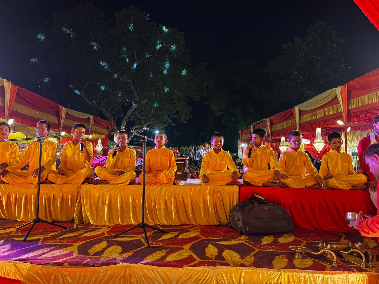 पंडालों में सांस्कृतिक कार्यक्रमों की प्रस्तुति देते कलाकार व गणेश जी का प्रतिमा का विसर्जन करन