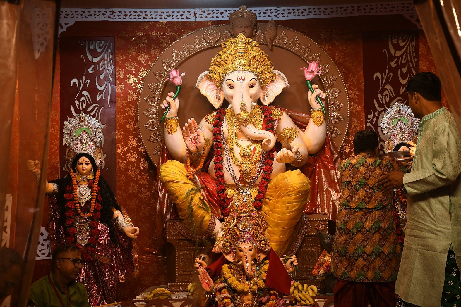 पंडालों में सांस्कृतिक कार्यक्रमों की प्रस्तुति देते कलाकार व गणेश जी का प्रतिमा का विसर्जन करन