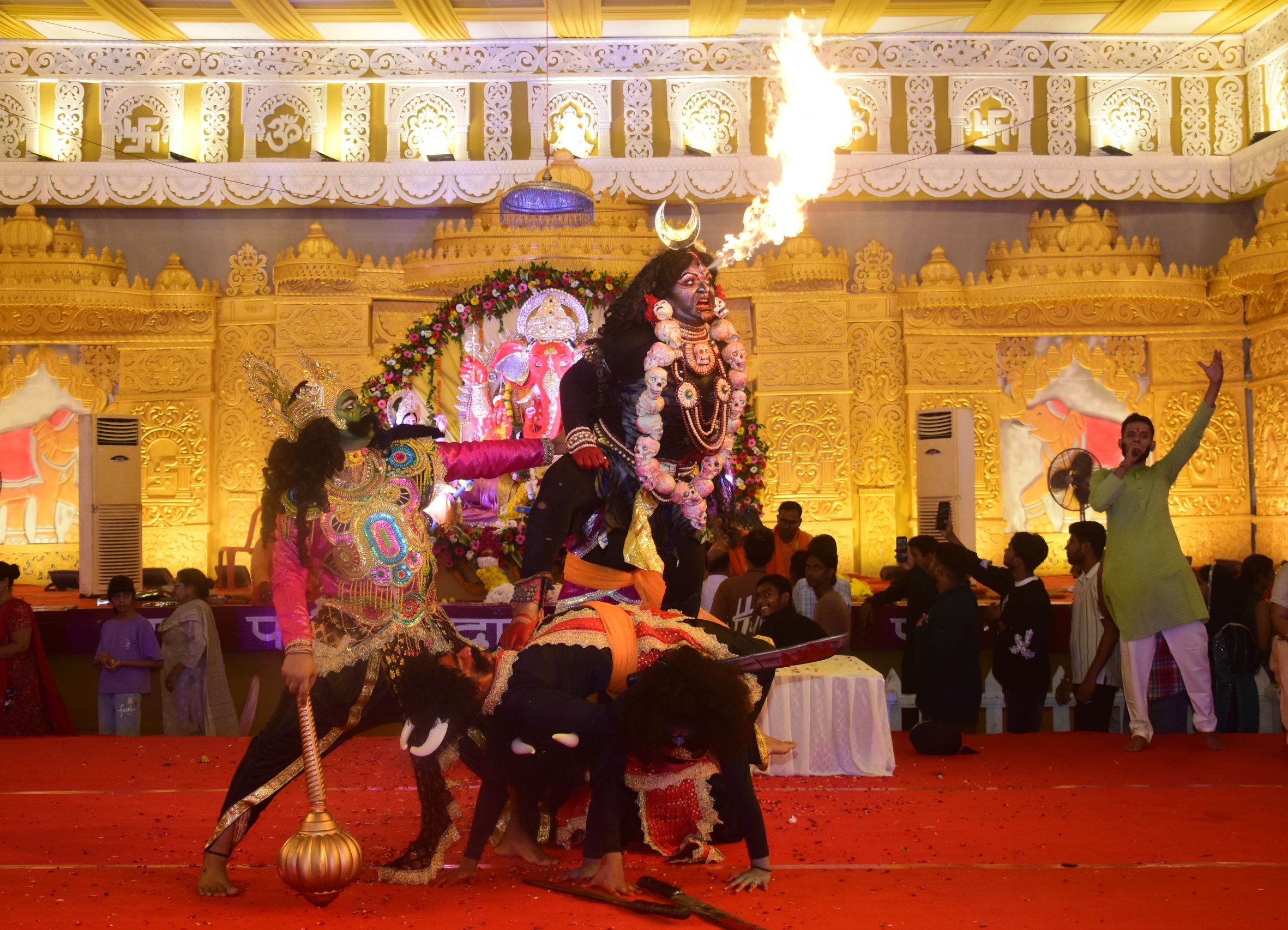 पंडालों में सांस्कृतिक कार्यक्रमों की प्रस्तुति देते कलाकार व गणेश जी का प्रतिमा का विसर्जन करन