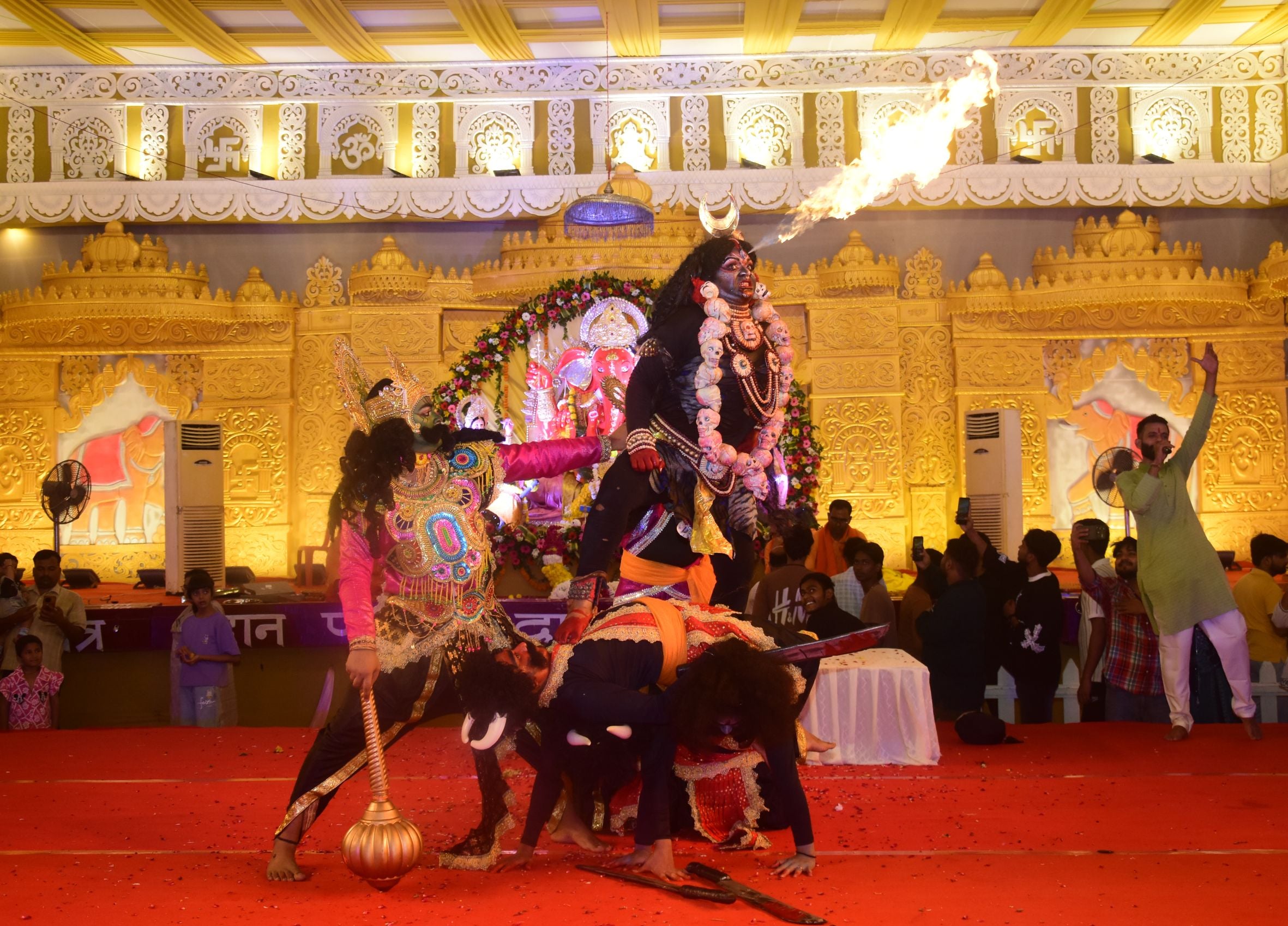 पंडालों में सांस्कृतिक कार्यक्रमों की प्रस्तुति देते कलाकार व गणेश जी का प्रतिमा का विसर्जन करन