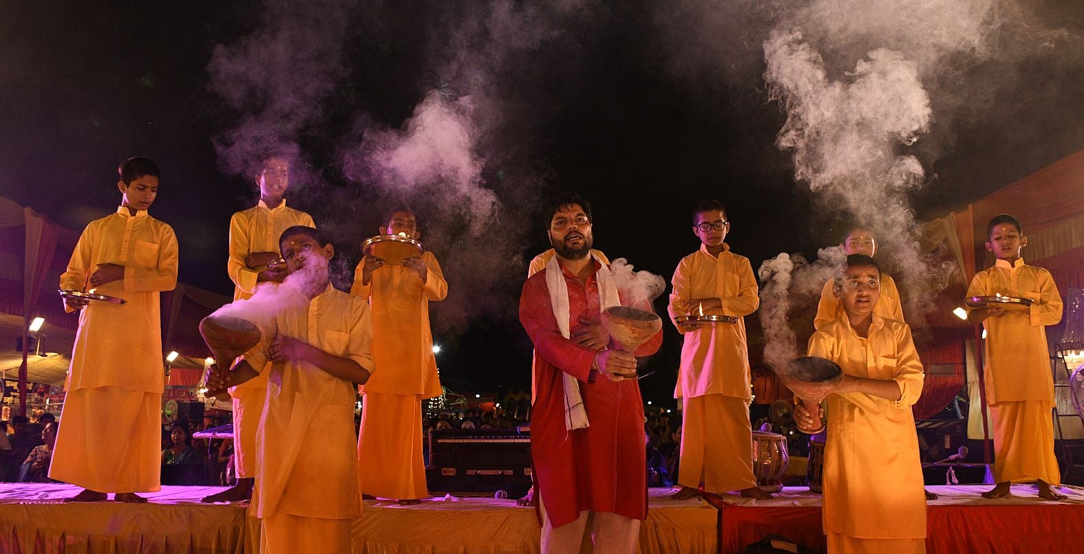 पंडालों में सांस्कृतिक कार्यक्रमों की प्रस्तुति देते कलाकार व गणेश जी का प्रतिमा का विसर्जन करन