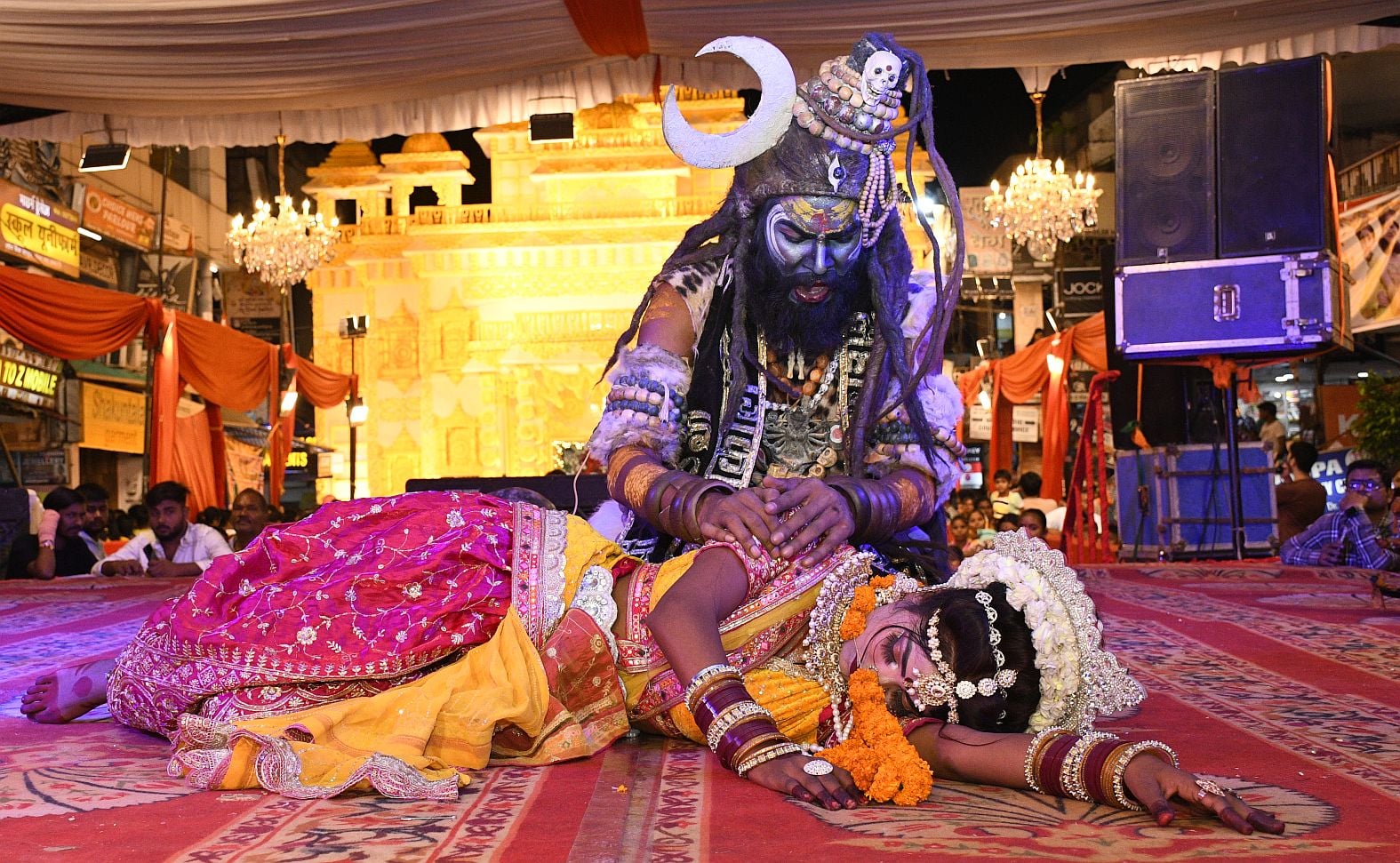 पंडालों में सांस्कृतिक कार्यक्रमों की प्रस्तुति देते कलाकार व गणेश जी का प्रतिमा का विसर्जन करन